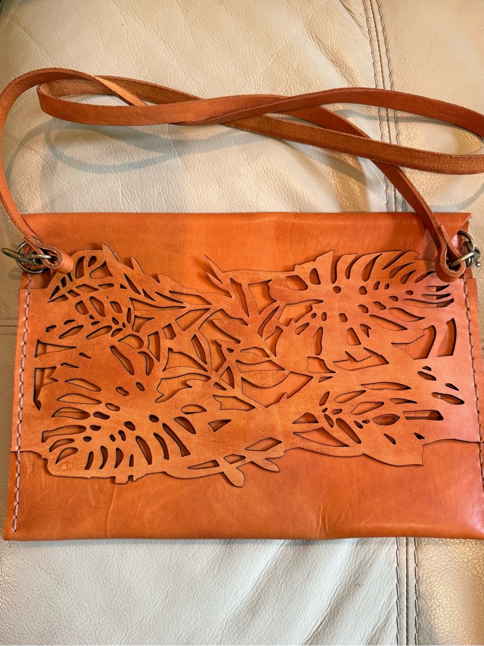ILUNDI LEATHER FOLIAGE CROSSBODY CLUTCH BAG. NWOT